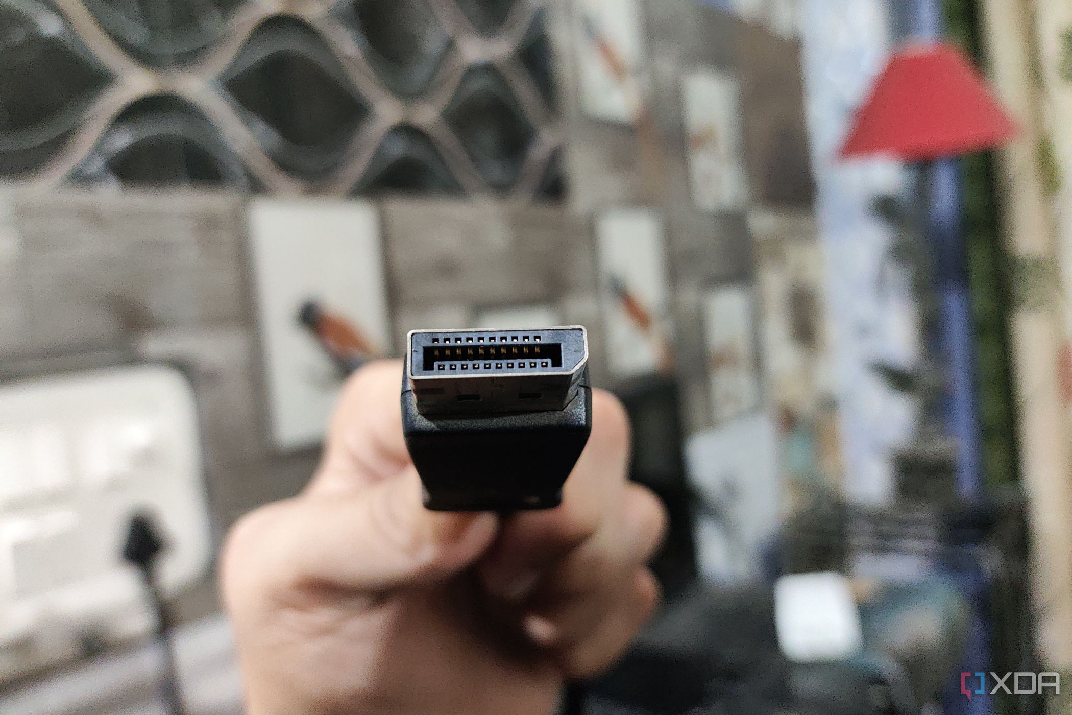 The image of the DisplayPort cable shows its 20-pin design